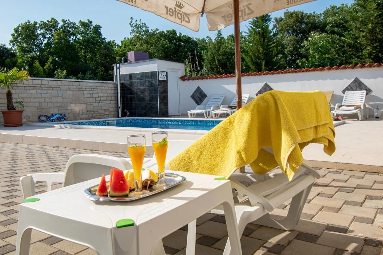 Pensión Apartments With Pool In Pula,Croatia