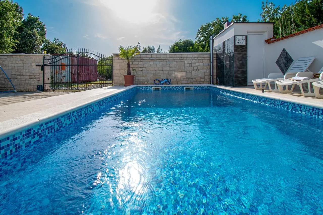 Apartments With Pool In Pula,Croatia Pensión