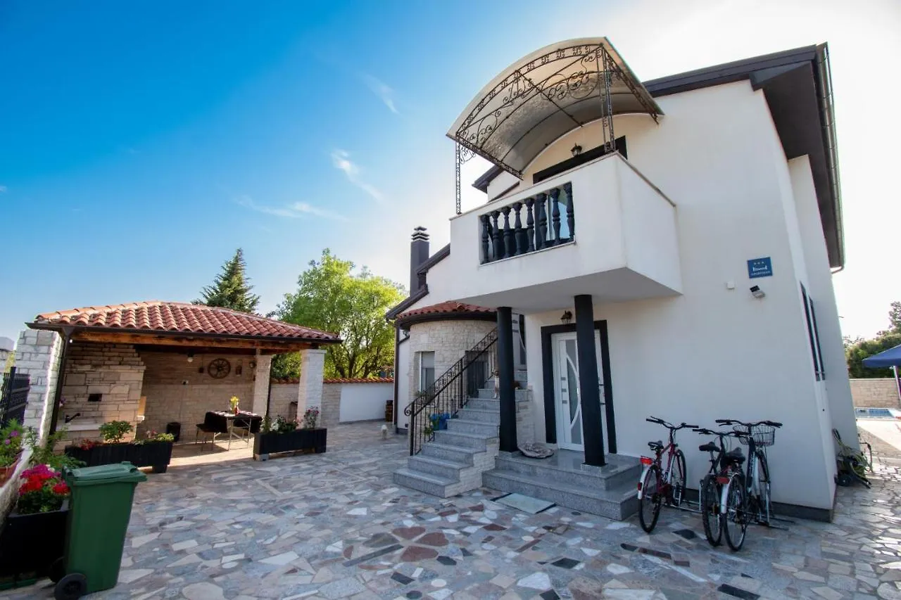 Apartments With Pool In Pula,Croatia Pensión